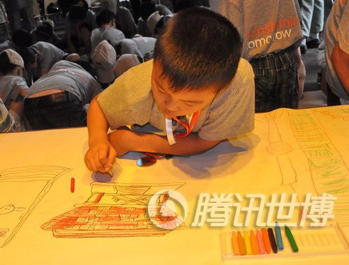 盧森堡館邀災(zāi)區(qū)孩子逛世博 畫(huà)下心中的上海