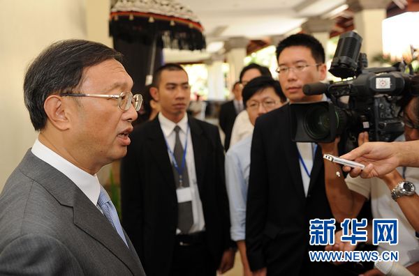 7月23日,中國外交部長楊潔篪(左一)在印度尼西亞巴厘島接受新華社、人民日?qǐng)?bào)和中央電視臺(tái)記者聯(lián)合采訪。