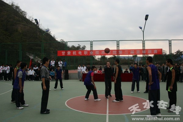 6、李自勇副院長(zhǎng)為比賽開球.jpg