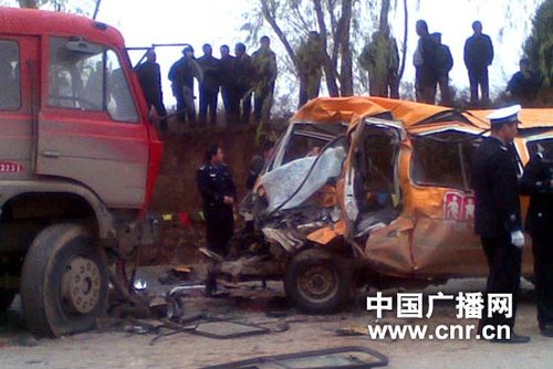 甘肅幼兒園校車(chē)車(chē)禍:校車(chē)核載9人實(shí)載64人