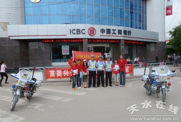 與交警一起維護(hù)交通秩序.jpg