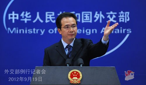 美國駐華大使座車遭遇抗議人群受損 外交部回應(yīng)
