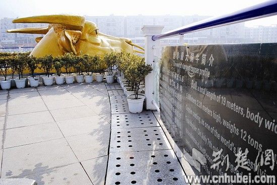 銅牛前后的兩塊簡(jiǎn)介牌。 銅牛前后的兩塊簡(jiǎn)介牌。