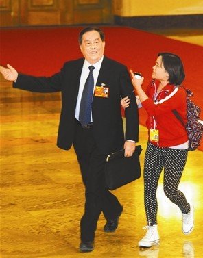 女記者攔10名部長采訪走紅 被稱“攔部姐”