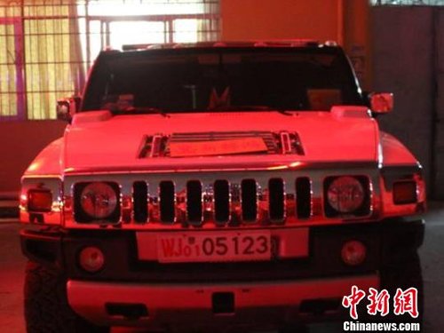 廣東惠州武警公開披露悍馬車主懸掛假武警號牌