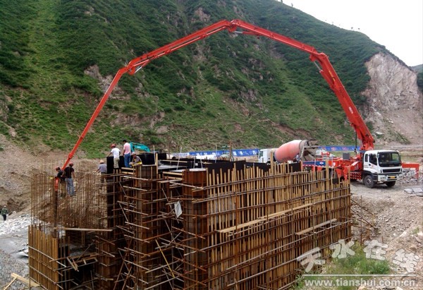 2012年高標(biāo)準(zhǔn)農(nóng)田建設(shè)項目南干渠渠首澆筑.jpg