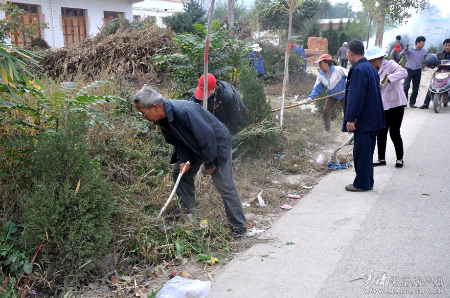 甘泉鎮(zhèn)清理麥賈公路兩側(cè)垃圾.jpg