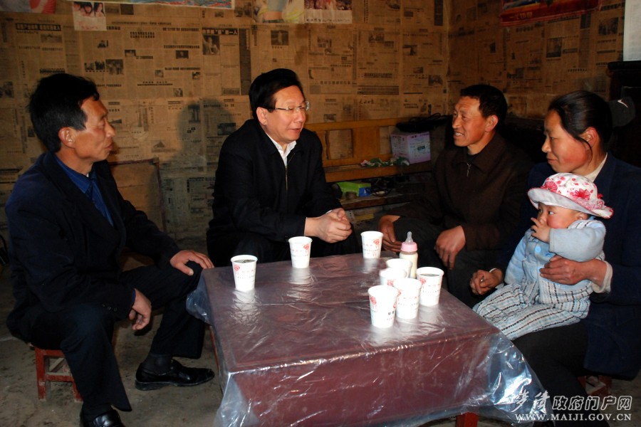 馮健身深入農(nóng)戶調(diào)研.JPG