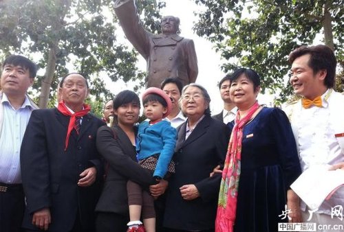 紀念毛主席誕辰120周年銅像鑄成(易思旭攝 央廣網發(fā))