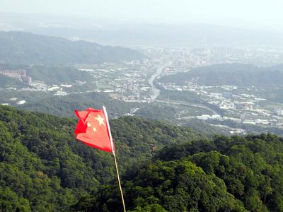 插在五寮尖山頂上的五星紅旗