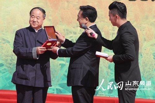 9月26日,山東省高密市委書記范福生贈與2012年諾貝爾文學獎獲得者莫言“高密人民勛章”。(攝影 張巖)