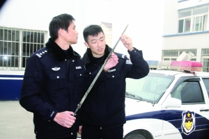 出土的寶劍暫時(shí)被送到派出所 葉先生 攝