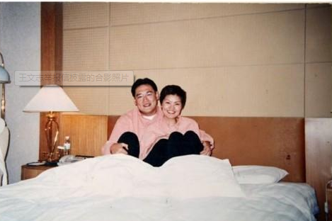 從宋林和楊麗娟的合影看,兩人合影時(shí)的態(tài)度當(dāng)屬親近。