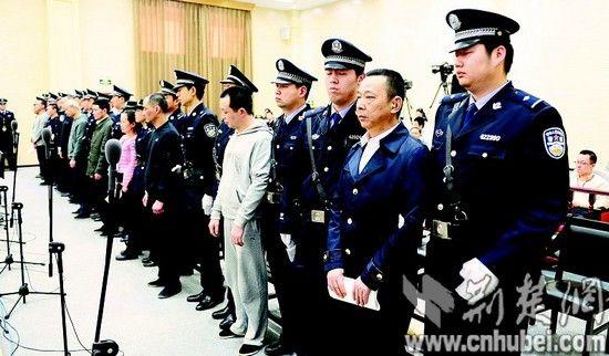 圖為:劉漢等十名被告人在法庭受審。(本報報道組 攝)