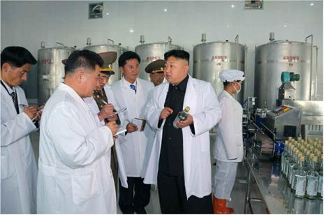 金正恩視察朝鮮龍門(mén)酒廠要求建金正日壁畫(huà)(圖)
