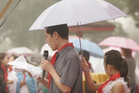 曾有一組官員怎么打傘的圖片在網(wǎng)上流行,一些基層干部平常開(kāi)車門、打傘都由工作人員代勞,甚至還有小學(xué)生冒雨給官員打傘。
