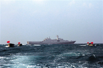 原文配圖:1月22日,南海艦隊(duì)沖鋒舟向島嶼進(jìn)發(fā)。1月21日至22日,南海艦隊(duì)遠(yuǎn)海訓(xùn)練編隊(duì)采用水面艦艇、氣墊艇、艦載直升機(jī),先后對(duì)西沙永興島、東島等島嶼進(jìn)行立體巡航。中新社發(fā)