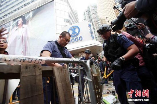 12月15日上午,香港警方行使法律賦予的權力,清除銅鑼灣怡和街被非法霸占路段的障礙物,開通道路,恢復交通。中新社發(fā) 洪少葵 攝