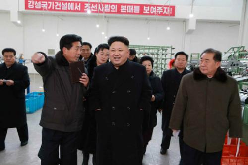金正恩視察金正淑紡織廠贈(zèng)送親筆題寫廠名(圖)