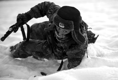 本月9日,新疆軍區(qū)阿勒泰軍分區(qū)邊防戰(zhàn)士在雪地里練習(xí)戰(zhàn)術(shù)動作。新華社發(fā)