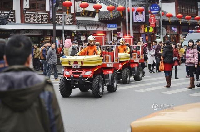 上海摩托消防車巡邏城隍廟 造型拉風(fēng)引圍觀(圖)