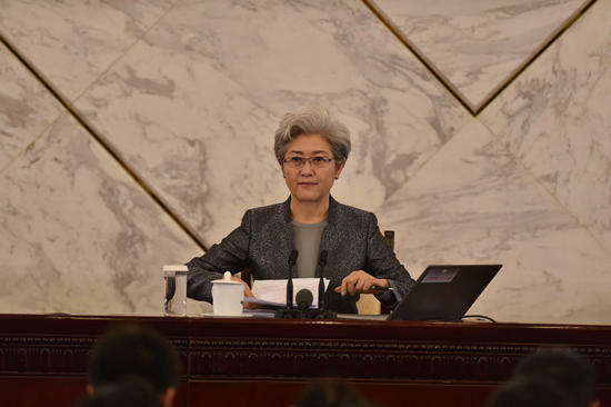 圖為傅瑩回答記者提問。