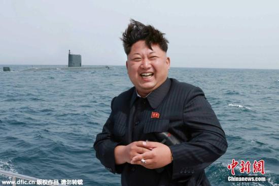 2015年5月9日報道,朝鮮最高領(lǐng)導(dǎo)人金正恩視察朝鮮新型潛水艇發(fā)射彈道導(dǎo)彈。金正恩來到遠(yuǎn)離陸地的發(fā)射場,下達(dá)了發(fā)射命令。此次試射證明朝鮮潛艇發(fā)射的彈道導(dǎo)彈各項指標(biāo)完全達(dá)到最新軍事科技要求。東方IC 版權(quán)作品 請勿轉(zhuǎn)載