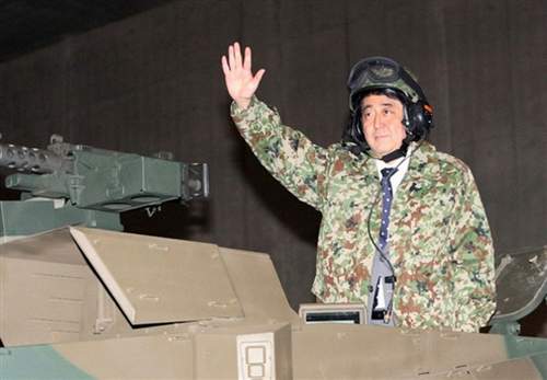資料圖:安倍扮坦克兵,乘坐90式坦克。