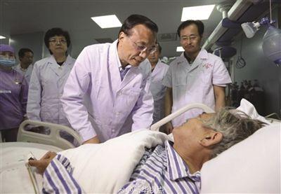 李克強(qiáng)到病房看望獲救65歲老太太(圖)