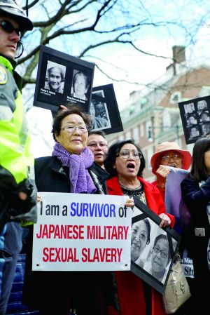 資料圖:4月27日,在美國(guó)馬薩諸塞州的哈佛大學(xué)肯尼迪政府學(xué)院外,抗議者手舉標(biāo)語(yǔ),要求日本首相安倍晉三就“慰安婦”等日本二戰(zhàn)罪行道歉。 新華社發(fā)