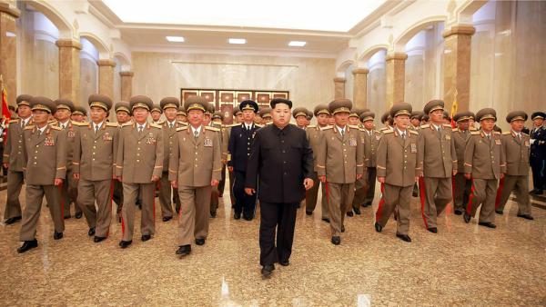 原文配圖:當(dāng)?shù)貢r(shí)間2015年7月8日,朝鮮平壤,朝鮮最高領(lǐng)導(dǎo)人金正恩率領(lǐng)朝軍高層參謁錦繡山太陽宮,紀(jì)念朝鮮已故領(lǐng)導(dǎo)人金日成逝世21周年。
