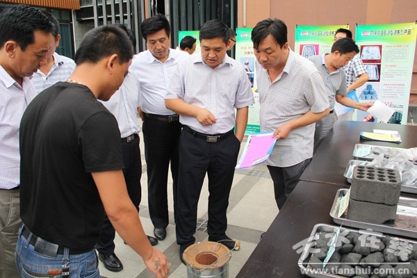 在秦州區(qū)現(xiàn)場觀摩高效引燃煤使用情況.jpg