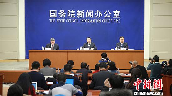 1月19日,國(guó)務(wù)院新聞辦舉行新聞發(fā)布會(huì),中國(guó)國(guó)家統(tǒng)計(jì)局局長(zhǎng)王保安介紹2015年國(guó)民經(jīng)濟(jì)運(yùn)行情況,并答記者問(wèn)。 中新社記者 楊可佳 攝