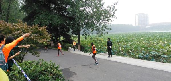南京馬拉松“非洲兄弟”跑迷路 吐槽段子變現(xiàn)實