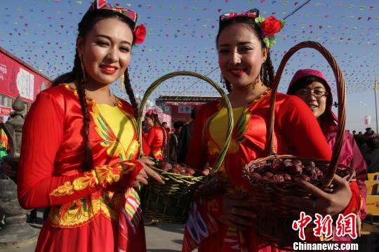 新疆紅棗進入采摘季“策勒紅棗”20顆競賣8500元
