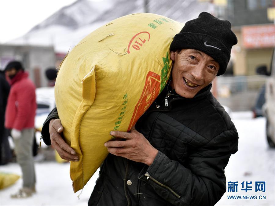 (新華全媒頭條·圖文互動(dòng))(4)風(fēng)雪中傳遞溫暖的力量——記青海干部群眾抗擊玉樹雪災(zāi)