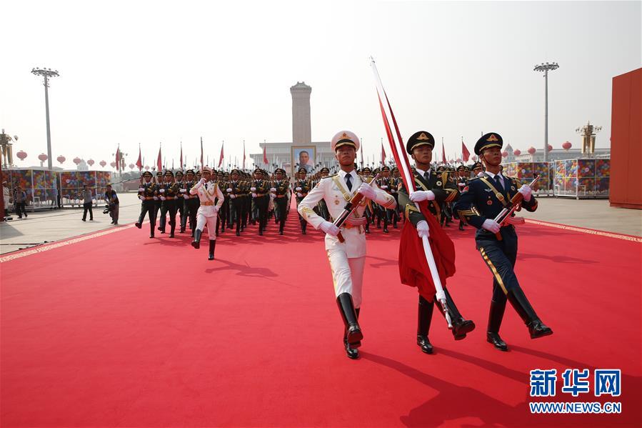 (在習近平強軍思想指引下·我們在戰(zhàn)位報告·圖文互動)(2)護衛(wèi)國旗 重于生命——中國人民解放軍儀仗大隊國旗護衛(wèi)隊執(zhí)行國旗升降任務記事