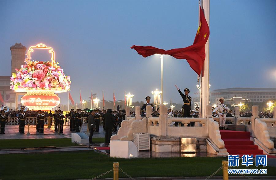 (在習近平強軍思想指引下·我們在戰(zhàn)位報告·圖文互動)(3)護衛(wèi)國旗 重于生命——中國人民解放軍儀仗大隊國旗護衛(wèi)隊執(zhí)行國旗升降任務記事