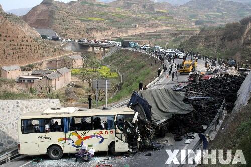 甘肅天水發(fā)生特大交通事故24人死亡