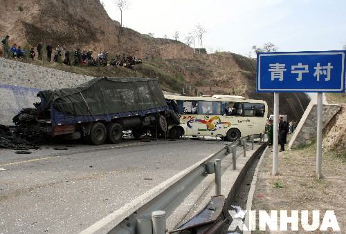甘肅天水發(fā)生特大交通事故24人死亡