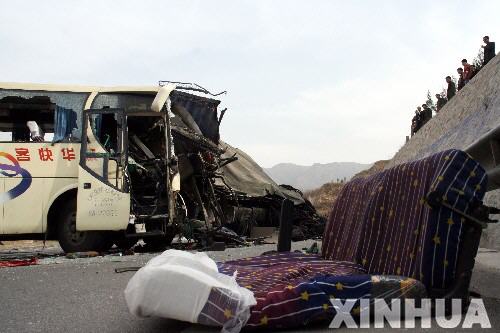 甘肅天水發(fā)生特大交通事故24人死亡